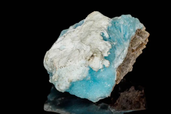 Siyah arka plan üzerinde makro taş kobalt kalsit minerali — Stok fotoğraf