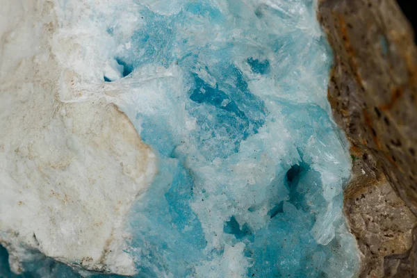 Macropiedra mineral de calcita de cobalto sobre fondo negro — Foto de Stock