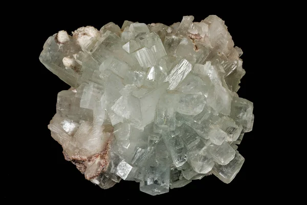 Siyah arka plan üzerinde makro taş Apofillite minerali — Stok fotoğraf