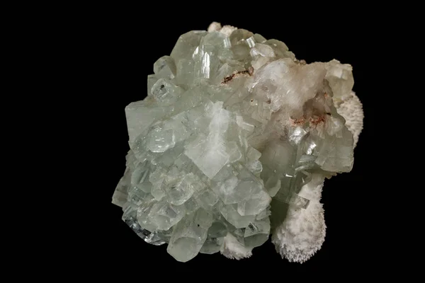 Siyah arka plan üzerinde makro taş Apofillite minerali — Stok fotoğraf