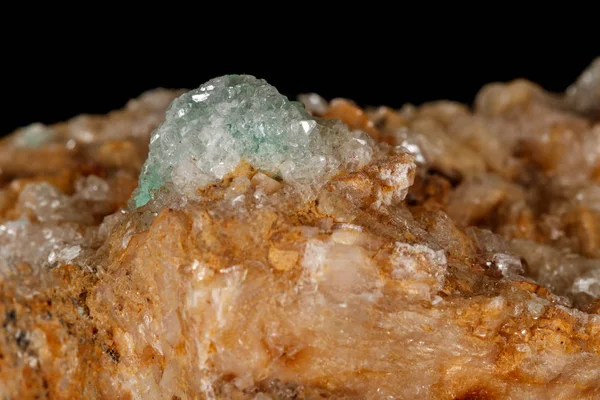 Makrostein Apophyllit Mineral auf schwarzem Hintergrund — Stockfoto