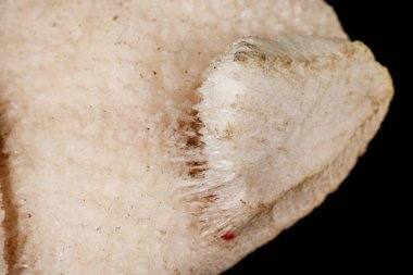 Siyah arka plan üzerinde makro taş mordenite mineral