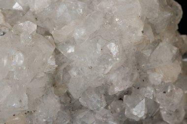 Siyah arka plan üzerinde makro taş Aragonit minerali