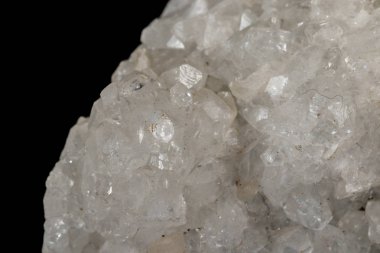 Siyah arka plan üzerinde makro taş Aragonit minerali