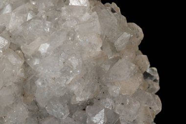 Siyah arka plan üzerinde makro taş Aragonit minerali