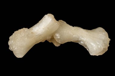 Siyah arka plan üzerinde bir taş Stilbite mineral Makro 