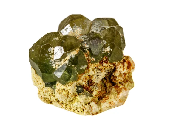 Beyaz arka plan üzerinde makro taş Demantoid mineral — Stok fotoğraf