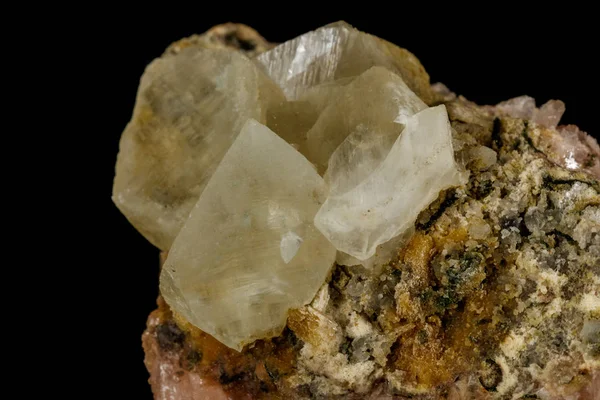 Macro Stone Apophyllite mineral på svart bakgrund — Stockfoto