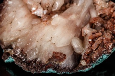 Siyah bir arka plan üzerinde bir taş Albite mineral Makro