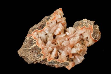 Siyah arka plan üzerinde bir taş Stilbite mineral Makro 