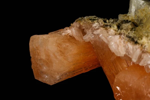 Макростоун Апофілітовий мінерал на чорному тлі — стокове фото