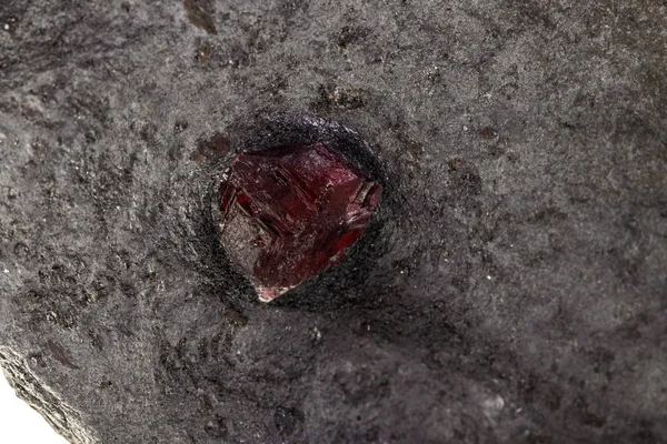 Makro kamień mineralny Garnet w skale na białym tle — Zdjęcie stockowe