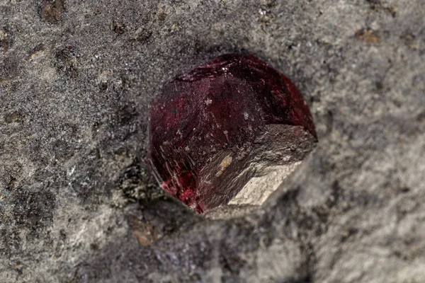 Beyaz arka plan üzerinde kaya makro mineral taş Garnet — Stok fotoğraf