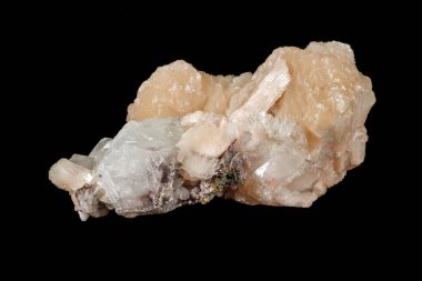 Beyaz siyah üzerinde makro taş albite mineral ikap