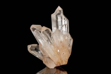 Siyah arka plan üzerinde makro taş mineral rhinestone