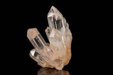 Siyah arka plan üzerinde makro taş mineral rhinestone