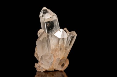 Siyah arka plan üzerinde makro taş mineral rhinestone