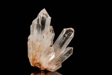 Siyah arka plan üzerinde makro taş mineral rhinestone
