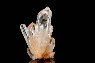 Siyah arka plan üzerinde makro taş mineral rhinestone