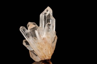 Siyah arka plan üzerinde makro taş mineral rhinestone