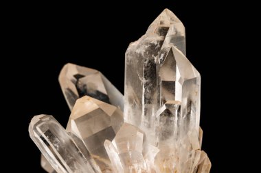 Siyah arka plan üzerinde makro taş mineral rhinestone