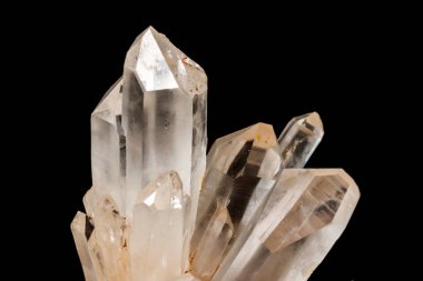 Siyah arka plan üzerinde makro taş mineral rhinestone