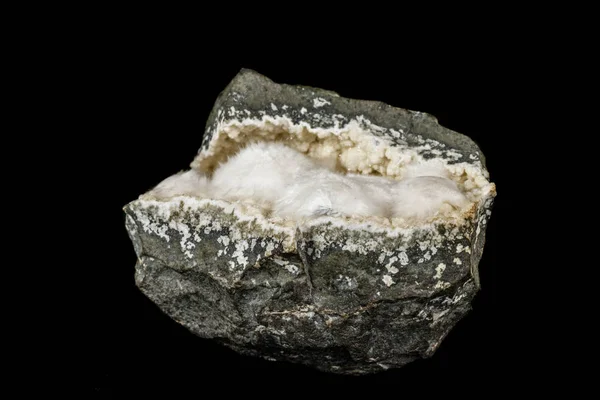 Macro pedra mineral Stilbite em branco preto de perto — Fotografia de Stock