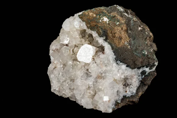 Makro kamień Stilbite mineralnych na białym czarnym zbliżenie — Zdjęcie stockowe