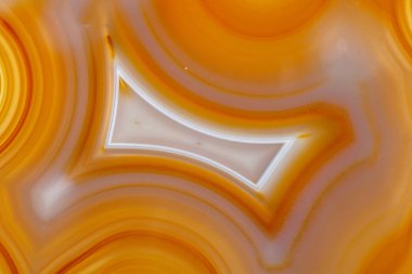 Beyaz arka planda makro taş Akik minerali