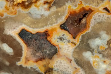 Beyaz arka planda makro taş Akik minerali