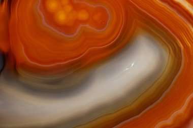 Beyaz arka planda makro taş Akik minerali