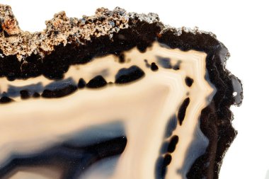 Beyaz arka planda makro taş Akik minerali