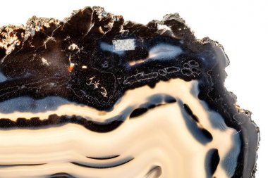 Beyaz arka planda makro taş Akik minerali