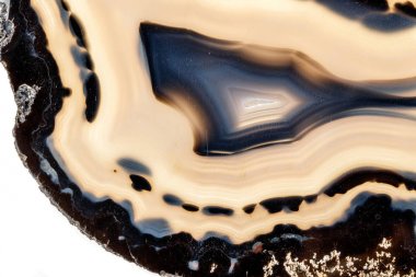 Beyaz arka planda makro taş Akik minerali