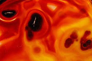 Beyaz arka planda makro taş Akik minerali