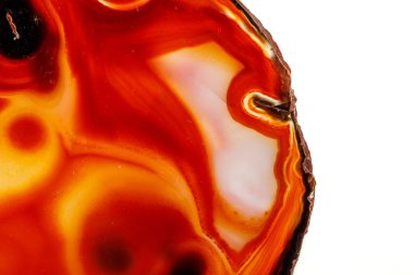 Beyaz arka planda makro taş Akik minerali