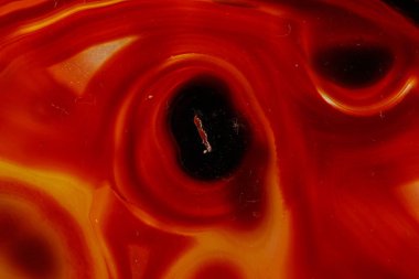 Beyaz arka planda makro taş Akik minerali