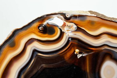 Beyaz arka planda makro taş Akik minerali