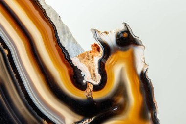 Beyaz arka planda makro taş Akik minerali