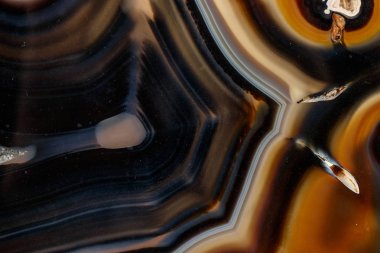 Beyaz arka planda makro taş Akik minerali