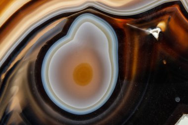 Beyaz arka planda makro taş Akik minerali