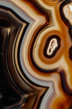 Beyaz arka planda makro taş Akik minerali