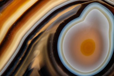 Beyaz arka planda makro taş Akik minerali