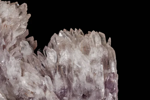 Makro aus Amethyst-Mineralstein auf schwarzem Hintergrund — Stockfoto