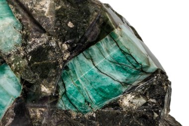 Beyaz arka plan üzerinde kaya makro zümrüt taş mineral
