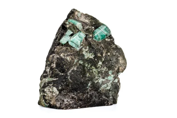 Macro mineral de pedra esmeralda em rocha sobre fundo branco — Fotografia de Stock