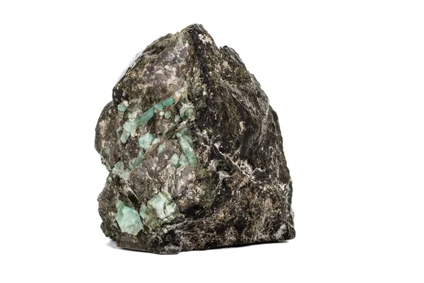 Macro minerale di pietra smeraldo in roccia su sfondo bianco — Foto Stock