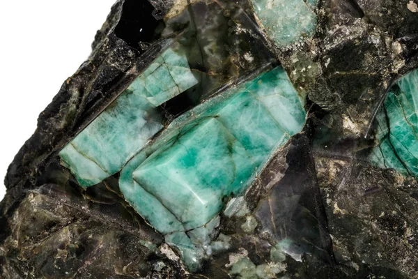 Beyaz arka plan üzerinde kaya makro zümrüt taş mineral — Stok fotoğraf