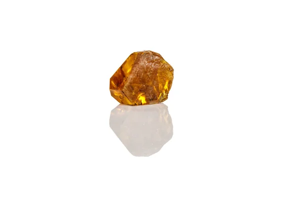 Макро желтый алмазный минеральный камень на белом фоне — стоковое фото