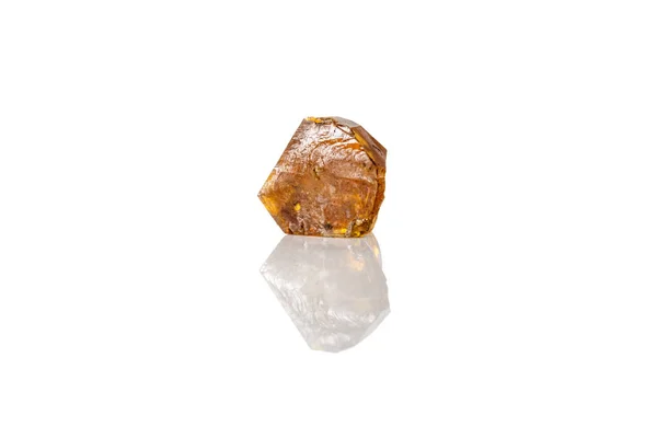 Makro-sárga gyémánt ásványi kő fehér alapon — Stock Fotó